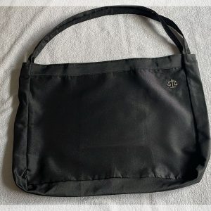 Tessuto colore nero cod. B 115 2 Borsa porta toga mod. Flavia